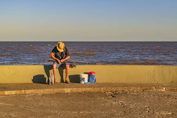 Personnes Pêche au brise-lames, Montevideo, Uruguay — Photo