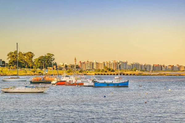 Montevideo Paisaje urbano de pequeño puerto, Uruguay — Foto de Stock