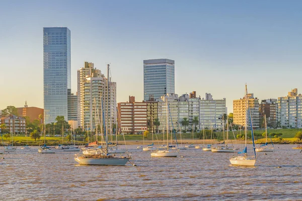 Montevideo Paisaje urbano de pequeño puerto, Uruguay — Foto de Stock