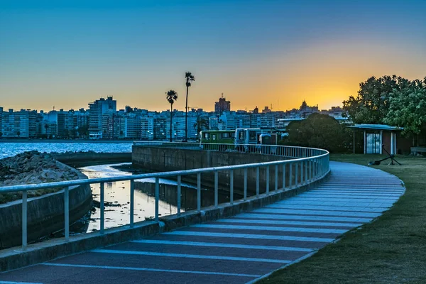 Montevideo Cityscape op zonsondergang tijd — Stockfoto