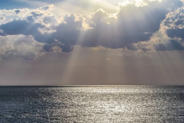 Deniz manzarası olay yerinde günbatımı Zamanı