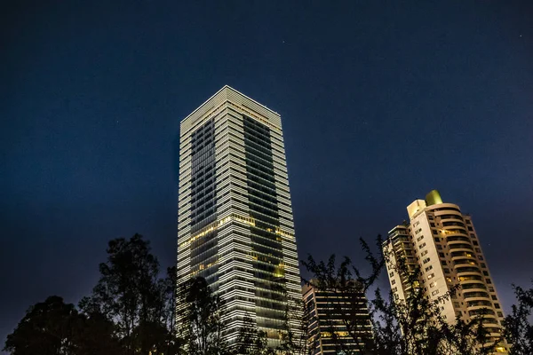 Noční scéna moderní bytové domy — Stock fotografie
