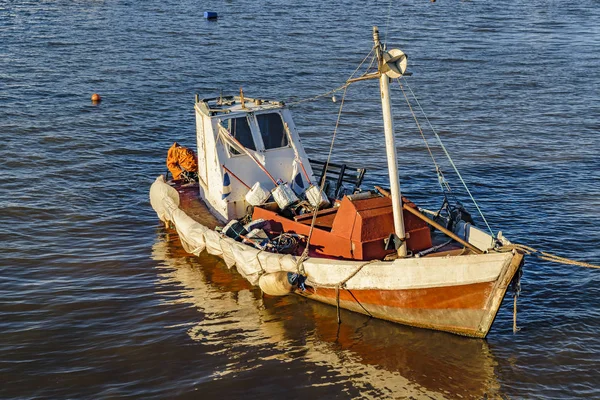 Velho barco de pesca estacionado no rio — Fotografia de Stock