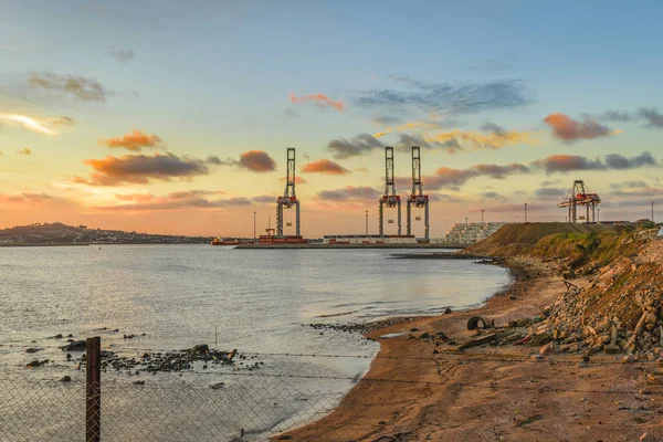 Günbatımı zamanı koyunda Montevideo