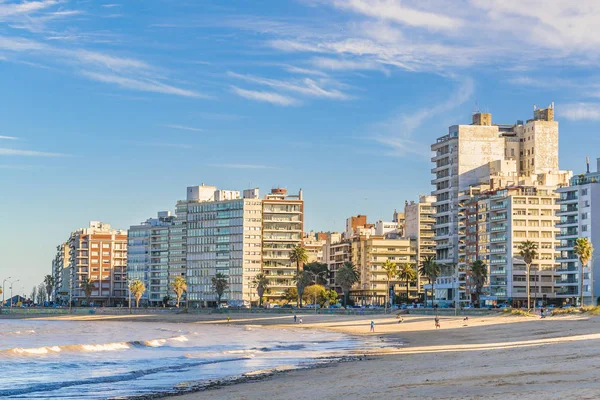 Scena urbana costiera, Montevideo, Uruguay — Foto Stock