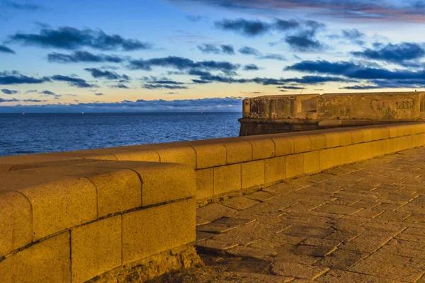 Städtischen Nachtszene in Montevideo Boardwalk — Stockfoto