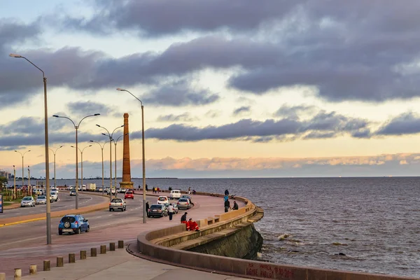 Escena nocturna urbana en la ciudad de Montevideo, Uruguay — Foto de Stock