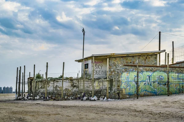 Edificio abandonado frente al mar en la playa — Foto de Stock