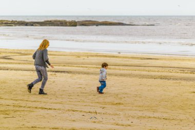 Anne ile oğlu kumsalda oynarken
