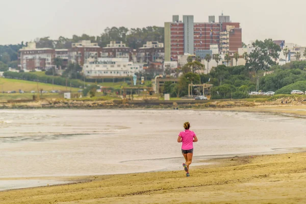 Donna che corre a riva della spiaggia — Foto Stock