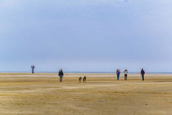 Люди, що йдуть на пляжі, Монтевідео, Уругвай — стокове фото