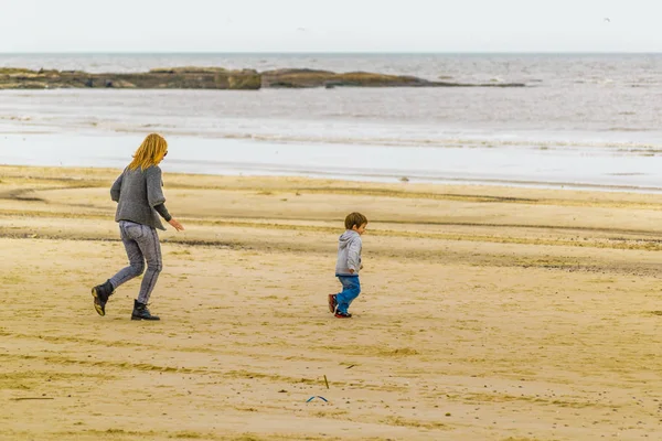 Anne ile oğlu kumsalda oynarken