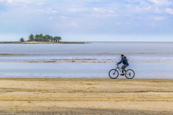 Mann fährt Fahrrad am Strand — Stockfoto