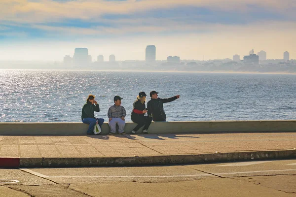 Pessoas em Boardwalk, Punta del Este, Uruguai — Fotografia de Stock