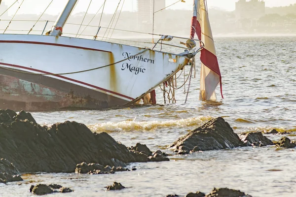 海に捨てられたヨット — ストック写真