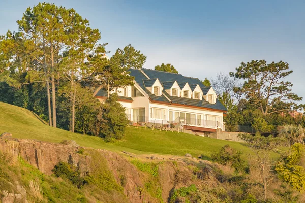 Elegant Mansion at Top of Hill — Stock Photo, Image