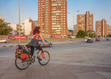 Bir Bicylce, kaldırım sürme kadın