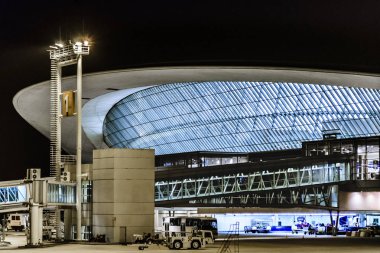 Montevideo Havaalanı cephe gece çekimi