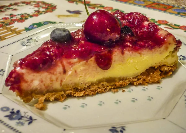 Pezzo di cheesecake al piatto — Foto Stock