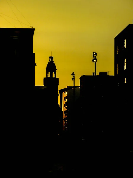 Stedelijk silhouet zonsondergang scène — Stockfoto