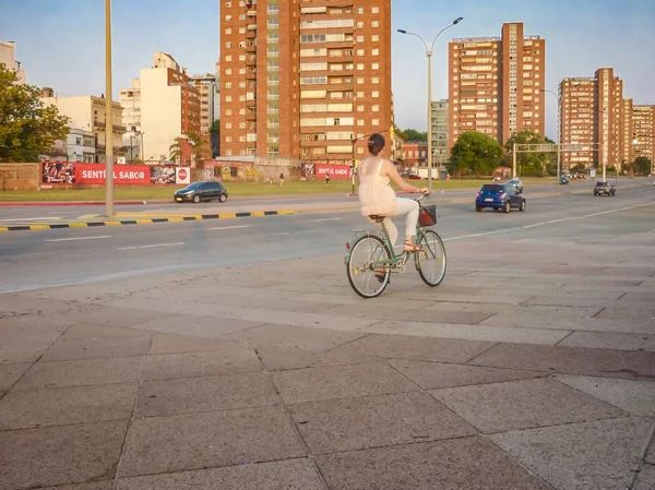 Mujer montando una bicicleta en Sidewalk — Foto de Stock