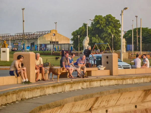 Menschen an der Strandpromenade, montevideo, uruguay — Stockfoto