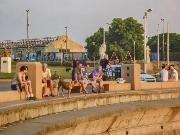 Personer på Boardwalk, Montevideo, Uruguay — Stockfoto