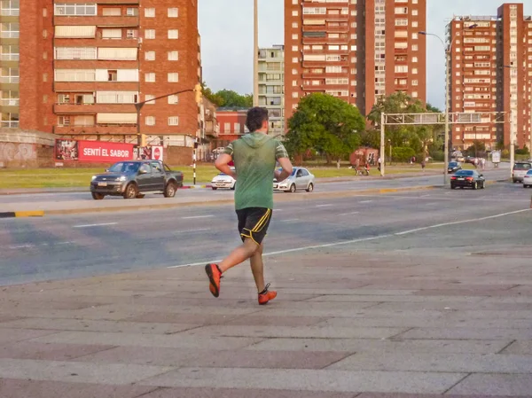 Человек, бегущий по тротуару, Монтевидео, Уругвай — стоковое фото