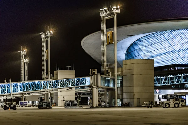 Montevideo Letiště fasáda noční scéna — Stock fotografie
