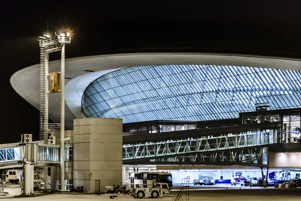 Montevideo Havaalanı cephe gece çekimi