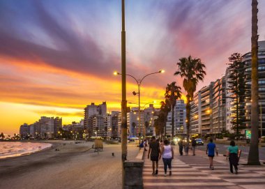 Gün batımı kentsel olay yerinde Pocitos Beach, Montevideo, Uruguay