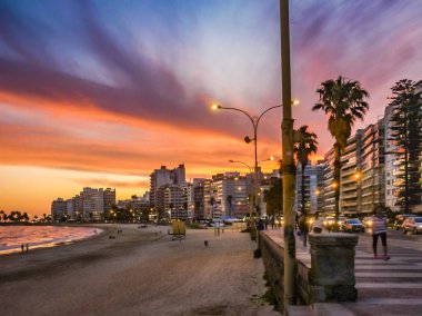 Gün batımı kentsel olay yerinde Pocitos Beach, Montevideo, Uruguay