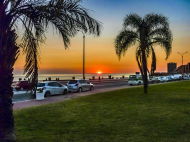Gün batımı kentsel olay yerinde Boardwalk, Montevideo, Uruguay