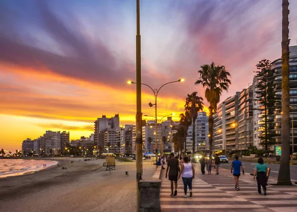 Zonsondergang stedelijke scène op Pocitos Beach, Montevideo, Uruguay — Stockfoto