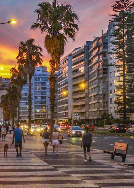 Zachód słońca miejski scena na plaży Pocitos, Montevideo, Urugwaj — Zdjęcie stockowe