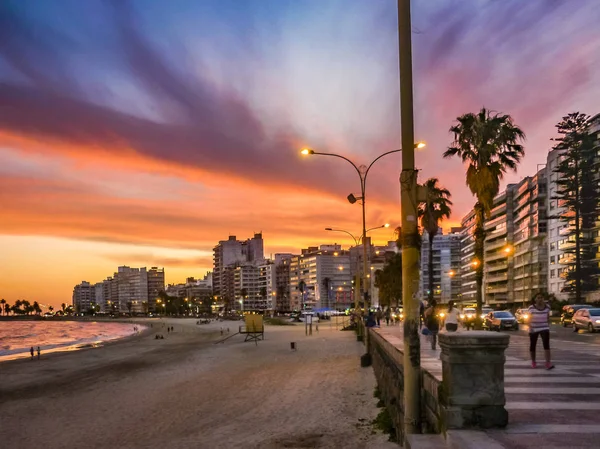 サルボ宮殿、モンテビデオ、ウルグアイの都市の夕景 — ストック写真