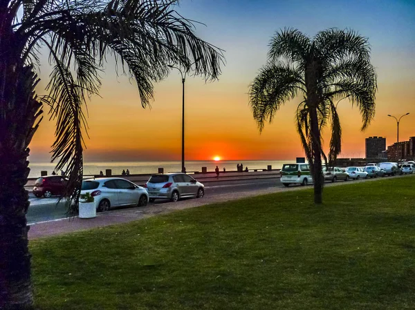 Zachód słońca miejski scena w Boardwalk, Montevideo, Urugwaj — Zdjęcie stockowe