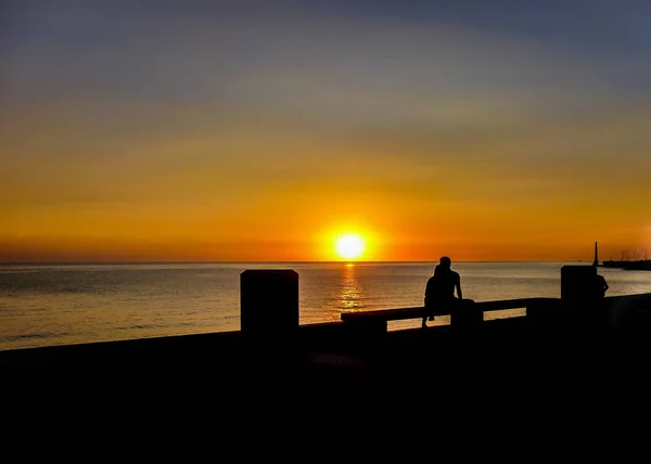 Stedelijke zonsondergang silhouet kust scène — Stockfoto