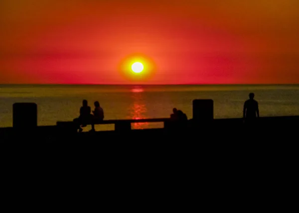 Silueta urbana al atardecer Escena costera — Foto de Stock