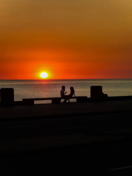 Stadtsilhouette Küstenlandschaft bei Sonnenuntergang — Stockfoto