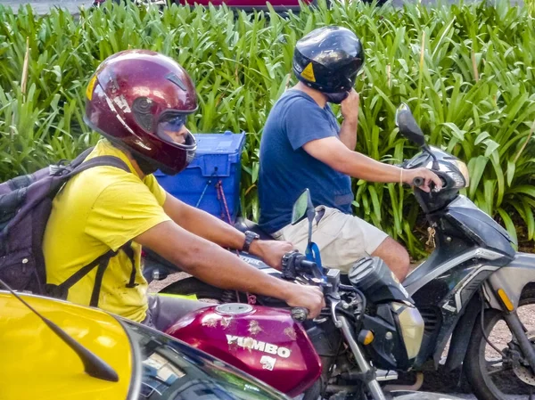 Dos motocicletas de entrega esperando en la calle —  Fotos de Stock