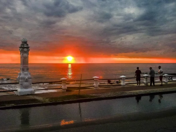 Cena do pôr do sol no calçadão de Piriápolis — Fotografia de Stock