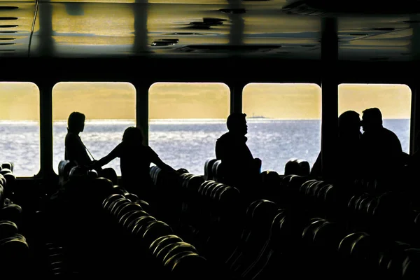 Passagerare som lämnar Ferry, Colonia, Uruguay — Stockfoto