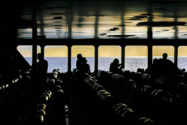 乘客离开渡轮，科洛尼亚，乌拉圭 — 图库照片
