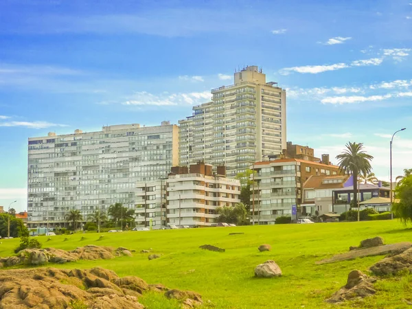 Stadtbild von Montevideo zur Sommerzeit — Stockfoto