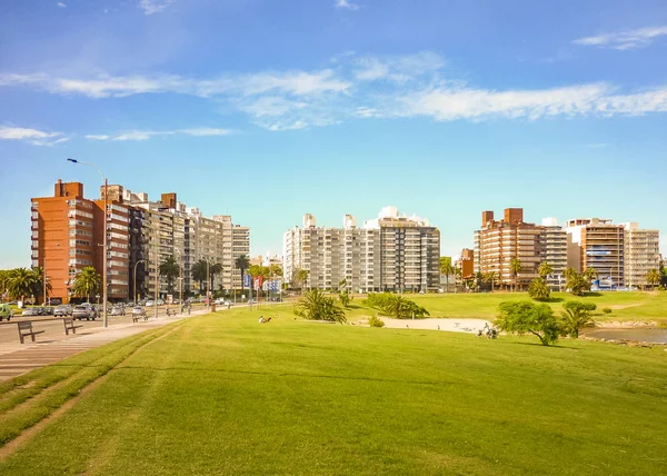 Montevideo stadsbilden på sommartid — Stockfoto