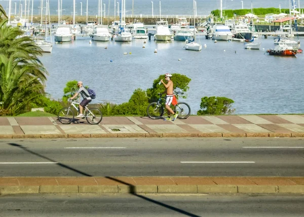 Personas montando en bicicleta en Boardwalk, Montevideo, Uruguay — Foto de Stock