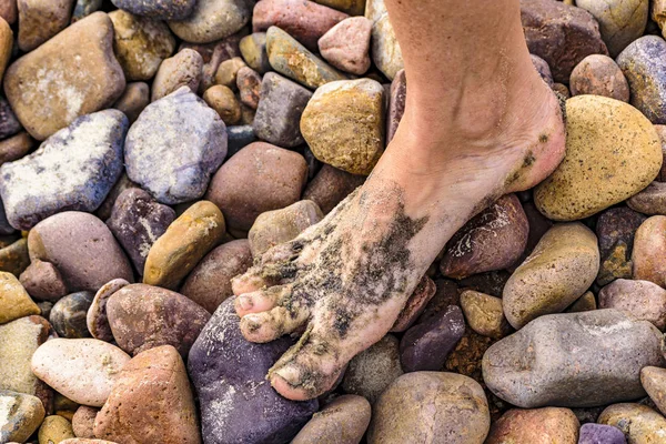 Kvinnan fot på stenig mark — Stockfoto