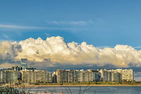 Edificios frente al mar, Montevideo, Uruguay — Foto de Stock