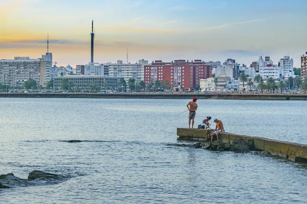 Gente pescando en Breakwater, Montevideo, Uruguay — Foto de Stock